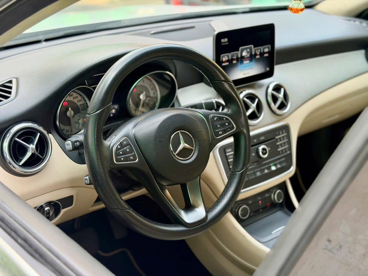 Mercedes - Benz GLA200 (Model 2017) gầm cao sang trọng, giá siêu tốt - Ảnh 9